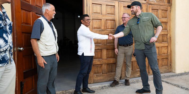 Graham encouraged local church leaders in Acapulco.