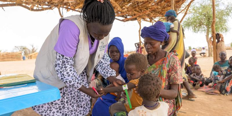 TO GAUGE MALNUTRITION, A SAMARITAN’S PURSE CLINIC STAFF MEMBER MEASURES THE ARM OF DARA’S YOUNG SON. TWENTY-THREE CHILDREN HAVE DIED IN THE CAMPS OVER THE PAST MONTH.