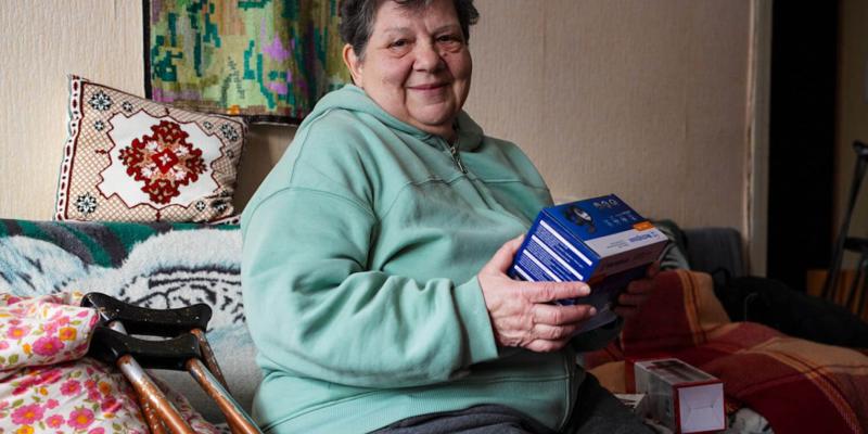 Though Maria must get around on crutches, she finds comfort and strength in prayer and the supplies she received from Samaritan’s Purse.