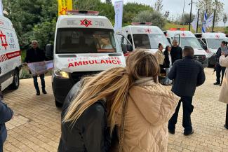 THE PICTURES OF THOSE WHO LOST THEIR LIVES IN THE WAR AGAINST HAMAS WERE PLACED INSIDE THE AMBULANCE WINDOWS FOR ONLOOKERS TO REMEMBER THEIR SACRIFICE.