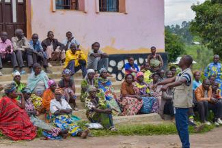 SAMARITAN’S PURSE AGRICULTURE AND LIVELIHOODS TEAMS BEGAN TRAINING THE MEN AND WOMEN HOW TO GROW CABBAGE AND OTHER CROPS TO FEED THEIR FAMILIES AND TO SELL AT LOCAL MARKETS.