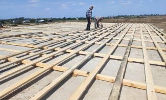 Samaritan’s Purse teams offer hope and encouragement to the people of Ukraine by working to repair the roof on a grain storehouse.