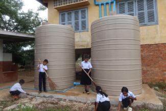 Samaritan’s Purse installed two large tanks at one primary school that can store 10,000 litres of fresh rainwater.