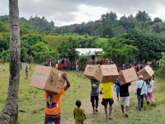 Mothers and fathers who once resisted the Good News volunteered to carry boxes of “Gospel opportunities” for six hours to bring them to their children in Ambodibibaka.