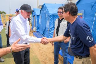Pastor César Mermejo, president of the Venezuelan Evangelistic Society, greets Graham and expresses gratitude for the work since the earthquake. “In the name of the country and people of Venezuela, thank you very much for the work that Samaritan’s Purse is doing in our country.”